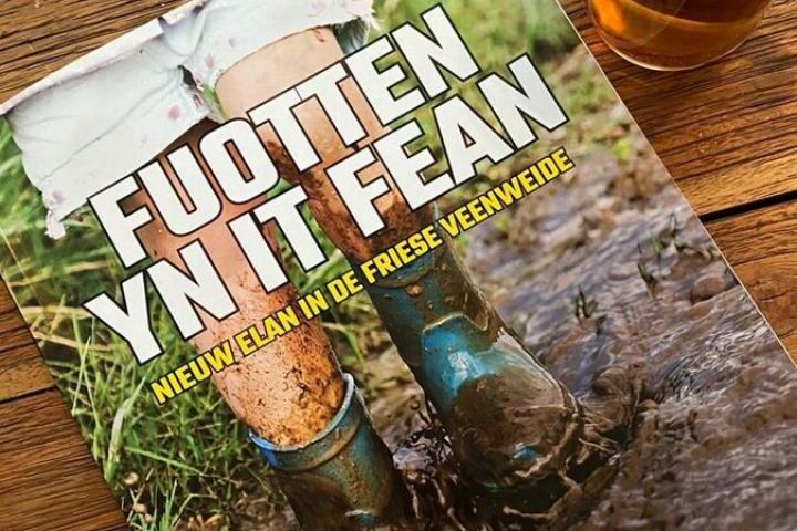 Foto van de cover van het veenweidemagazine 'Fuotten yn it fean'